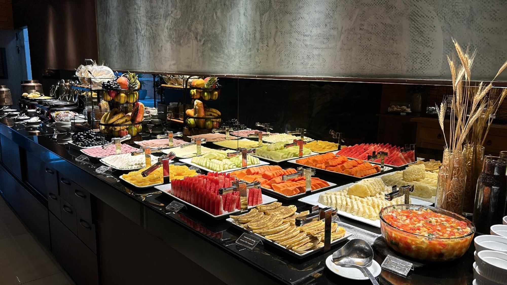 Jade Hotel Бразилиа Экстерьер фото A fruit salad buffet