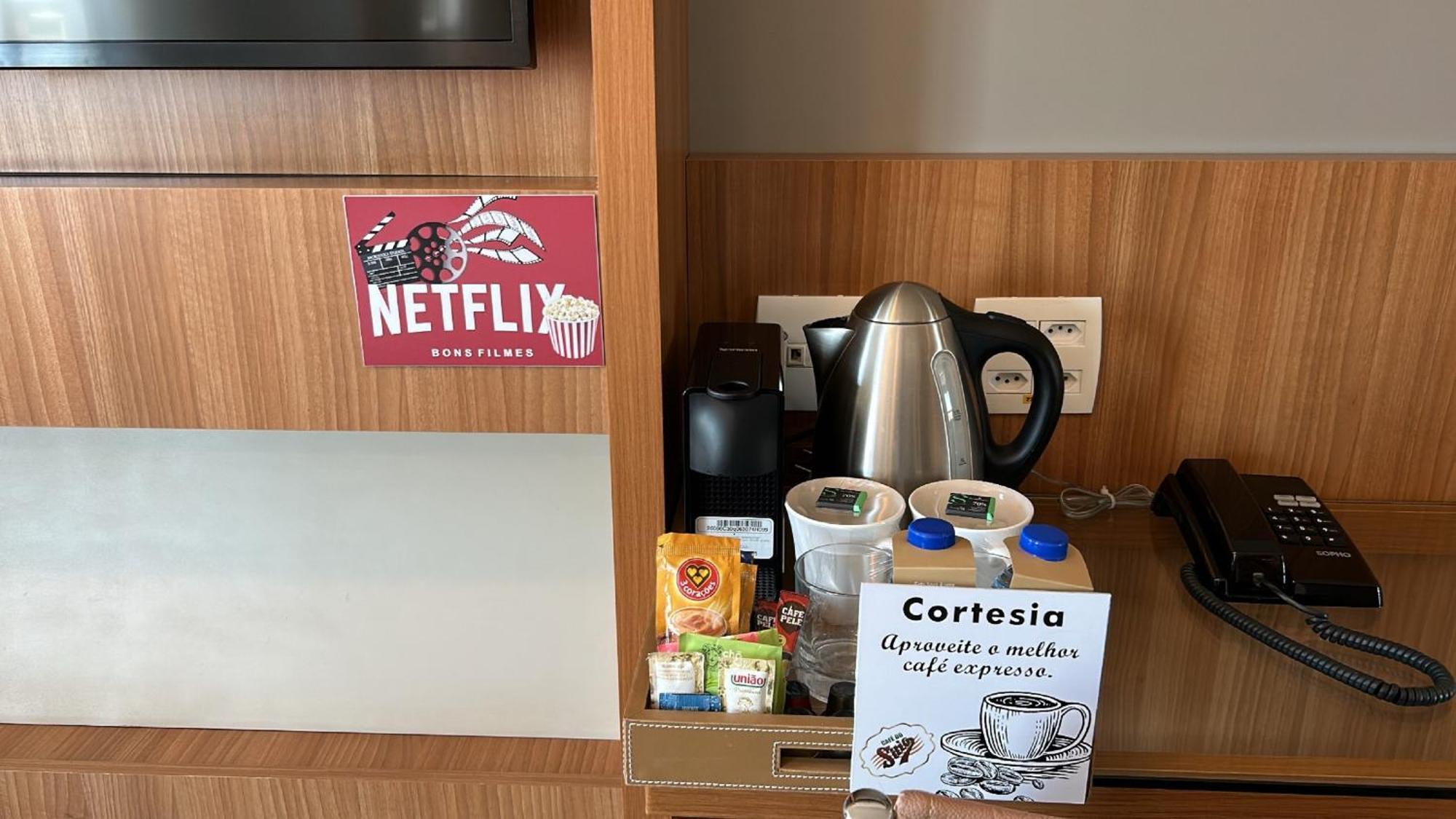 Jade Hotel Brasilia Candangolandia Экстерьер фото A Netflix sticker in a hotel room